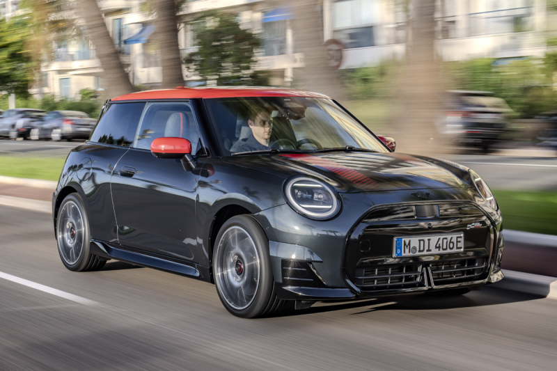 Трёхдверный хэтчбек Mini Cooper SE получил «подогретую» версию John Cooper Works