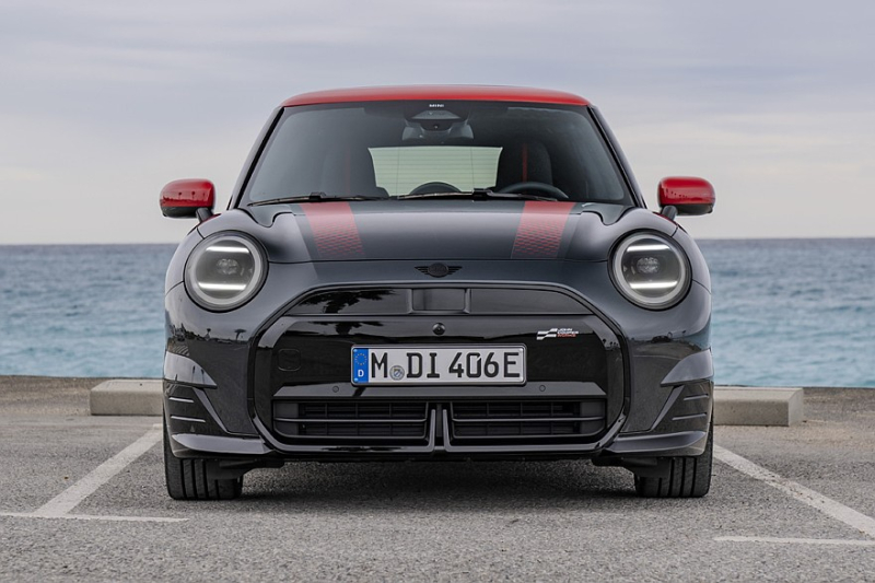 Трёхдверный хэтчбек Mini Cooper SE получил «подогретую» версию John Cooper Works