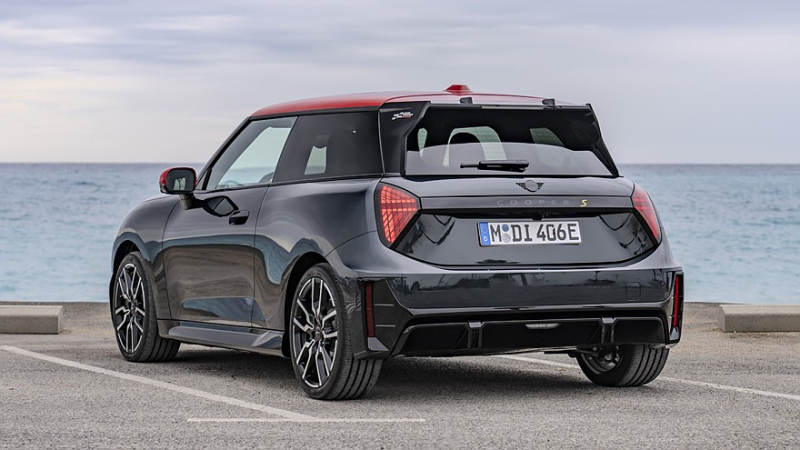 Трёхдверный хэтчбек Mini Cooper SE получил «подогретую» версию John Cooper Works