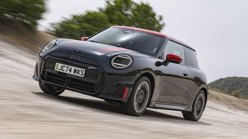 Mini полностью рассекретила «горячие» John Cooper Works Electric и John Cooper Works Aceman