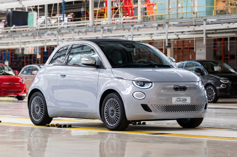 Слабый спрос заставил снова приостановить производство Fiat 500e