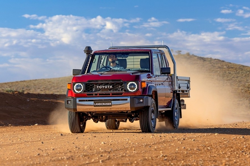 Toyota Land Cruiser 70 лишился мотора V8 на главном рынке и получил новую версию с МКП